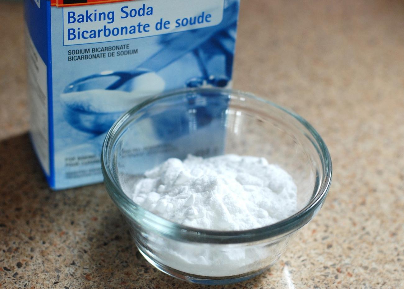 use baking soda to clean shoes