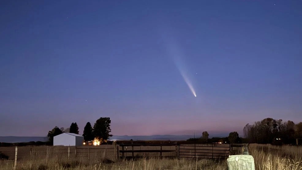 Comet Tsuchinshan flying across the sky