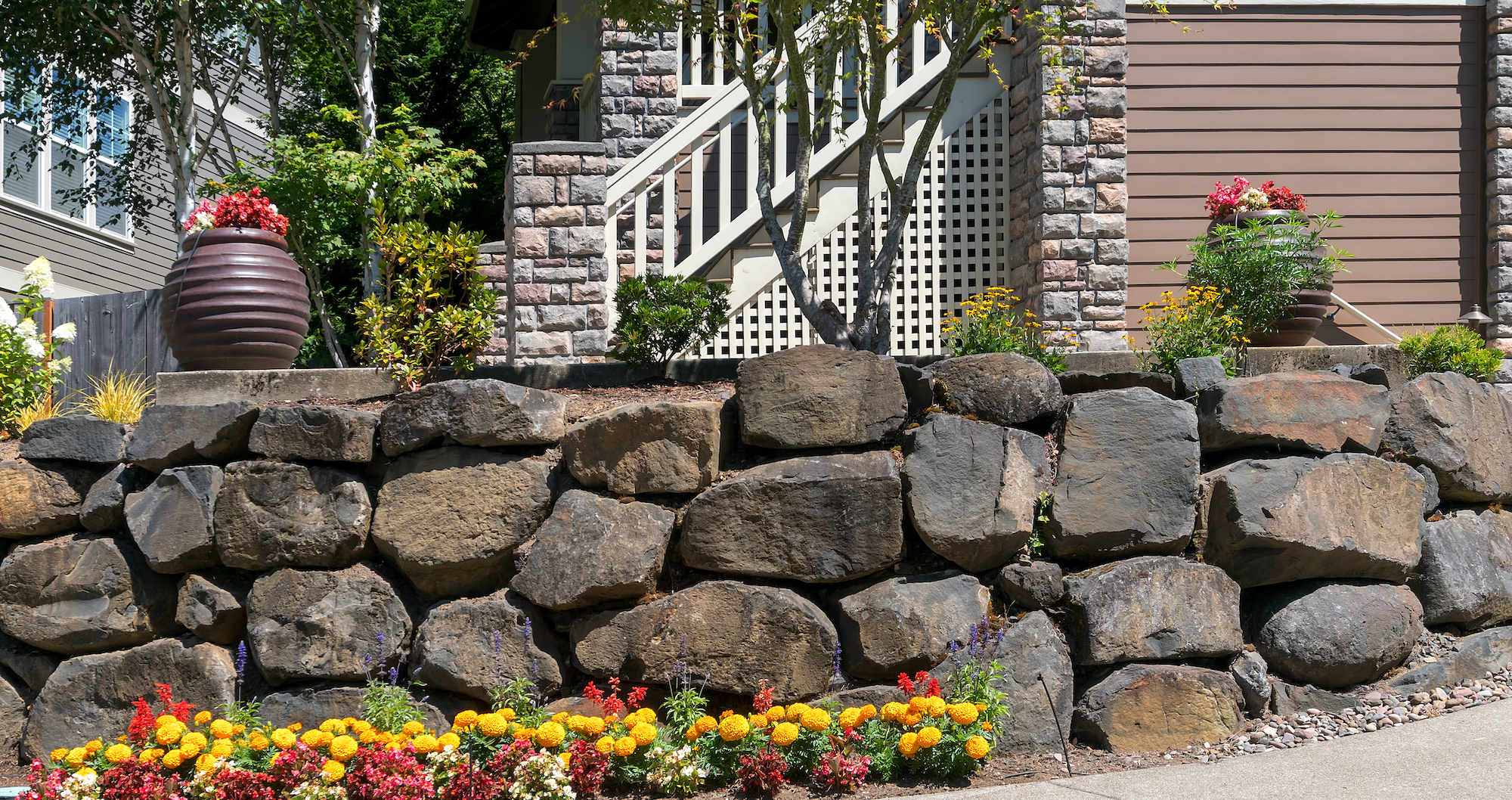 Retaining wall made of rocks